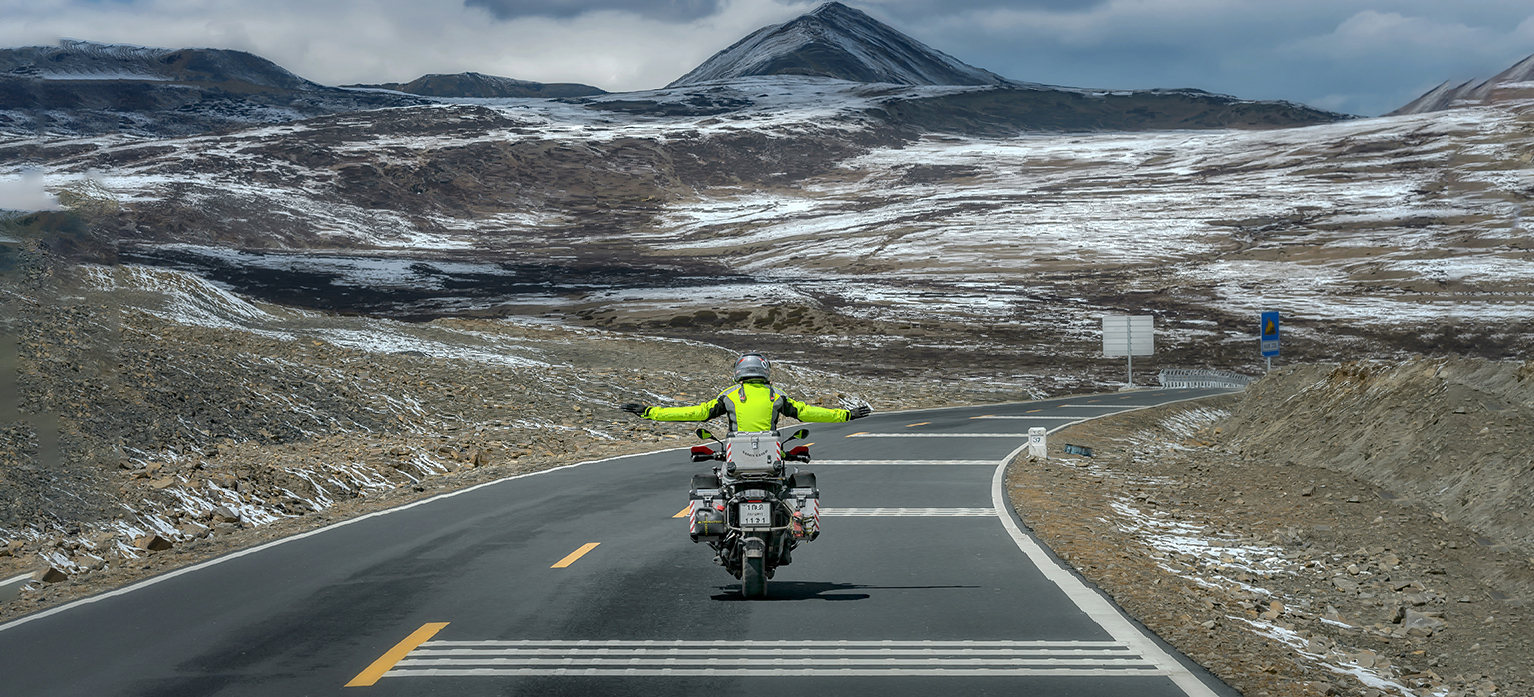 MOTORBIKING IN THE ROOF OF THE WORLD