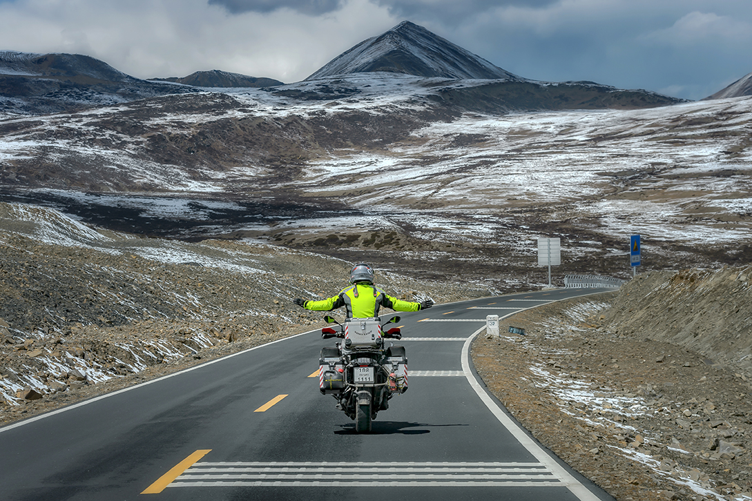 MOTORBIKING IN THE ROOF OF THE WORLD